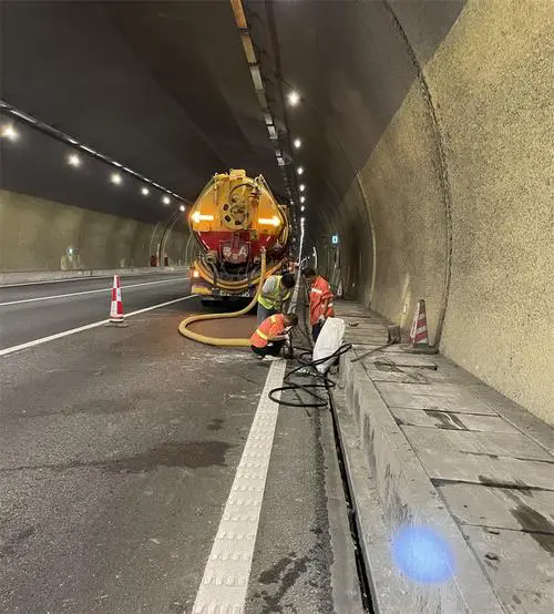 蒲江隧道排水渠清淤